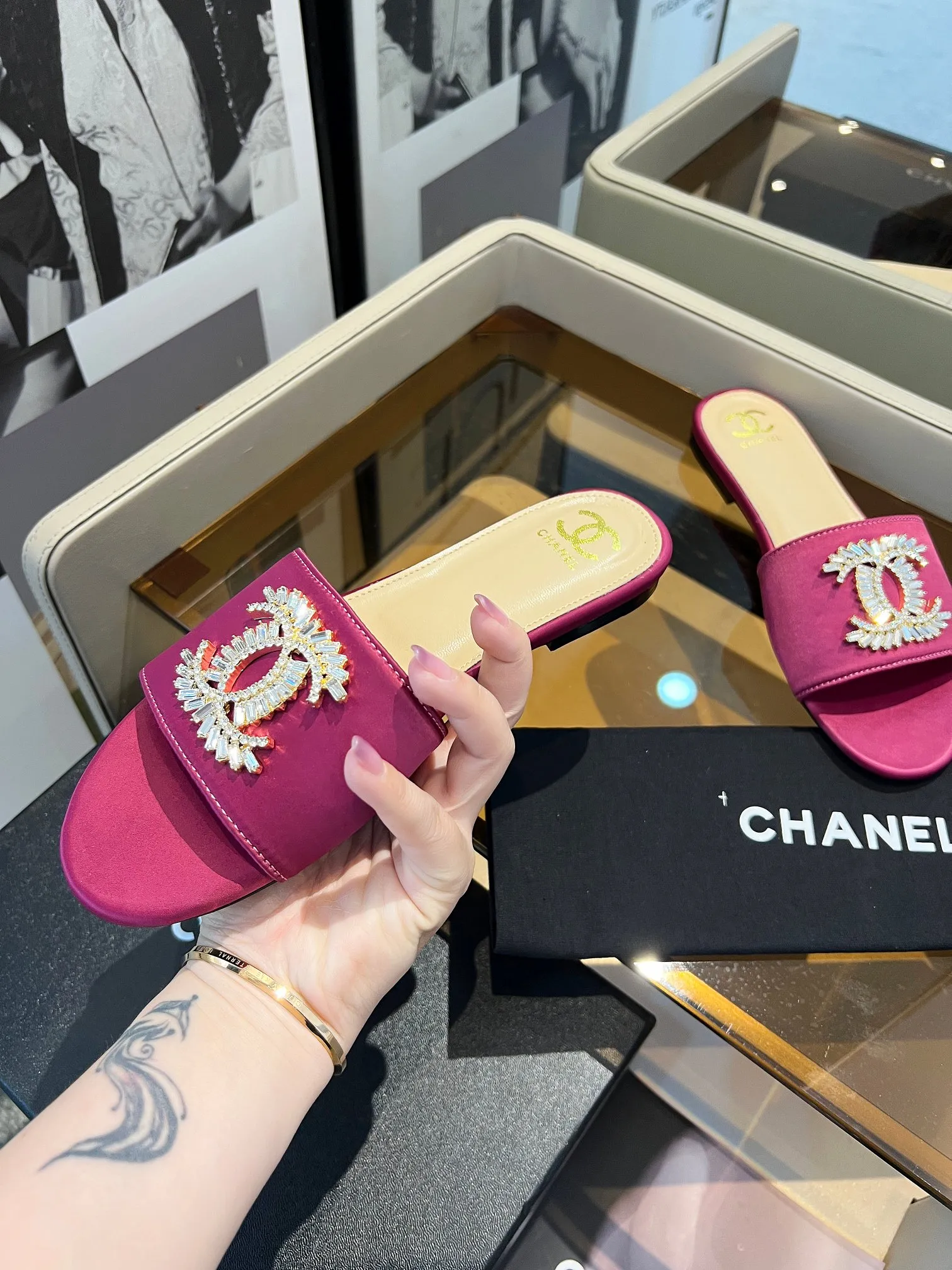 👟👟Ex-factory price 420👟👟 Genuine leather bottom +40 🎉🎉🎉Chanel Xiaoxiang C family sandals series official website synchronization, classic and elegant, casual wear 🌹🌹🌹🌹Original logo ~ Made of imported cowhide and C family custom fabrics, a variety of colors for the goddess to choose from! ❤️❤️❤️❤️ Code number: 36~40 (customized 35, 41, 42, 43, 44 are not returnable or exchangeable): Rubber leather sole +40